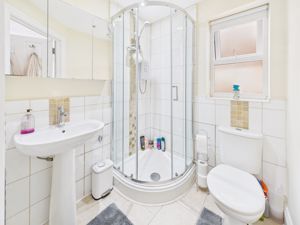 ENSUITE SHOWER ROOM- click for photo gallery